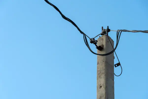 Słup energetyczny na działce - ile można uzyskać?