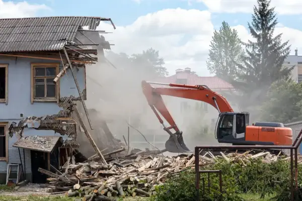 Rozbiórka domu, garażu i dachu - pozwolenie, zgłoszenie i azbest
